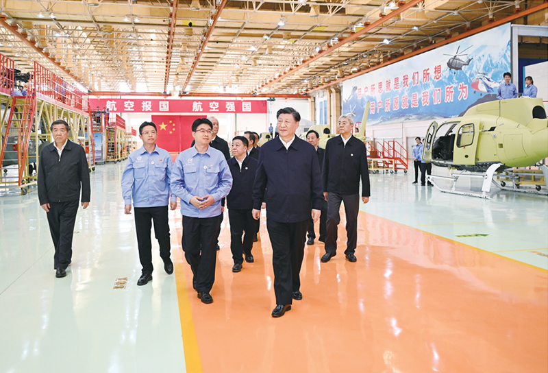 2023年10月10日至13日，中共中央总书记、国家主席、中央军委主席习近平在江西考察。这是11日上午，习近平在景德镇市昌河飞机工业（集团）有限公司考察。 新华社记者 燕雁/摄