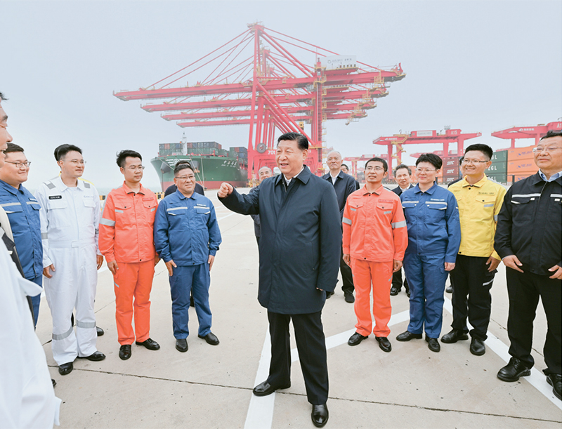 2024年5月22日至24日，中共中央总书记、国家主席、中央军委主席习近平在山东考察。这是22日下午，习近平在日照港亲切慰问港口科技工作者、运营人员、航运人员。 新华社记者 谢环驰/摄