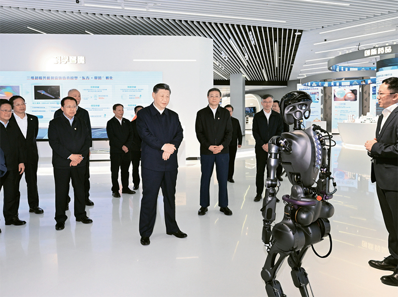 2023年11月28日至12月2日，中共中央总书记、国家主席、中央军委主席习近平在上海考察。这是11月28日下午，习近平在浦东新区张江科学城参观上海科技创新成果展。 新华社记者 谢环驰/摄