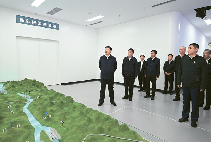 2023年12月14日至15日，中共中央总书记、国家主席、中央军委主席习近平在广西考察。这是14日上午，习近平在南宁市考察中国—东盟信息港股份有限公司，结合平陆运河沙盘听取西部陆海新通道骨干工程建设汇报。 新华社记者 谢环驰/摄